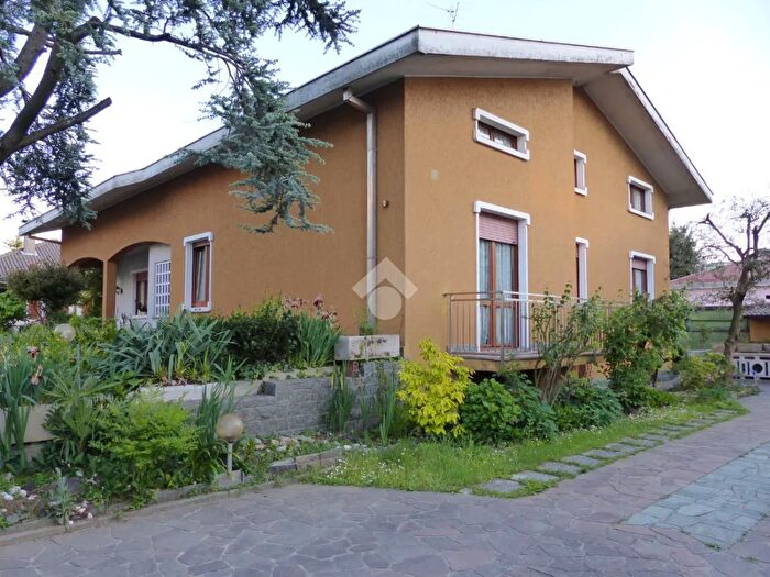 Casa con 5 locali in vendita in Via Ravello, Rescaldina