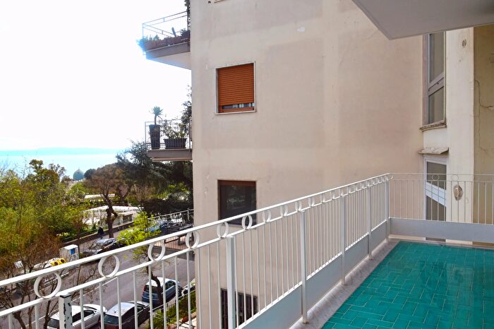 Appartamento con 5 locali in vendita in Via Francesco Petrarca, Napoli