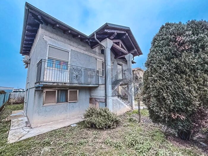 Casa con 6 locali in vendita in Via Pascoli, Robbio