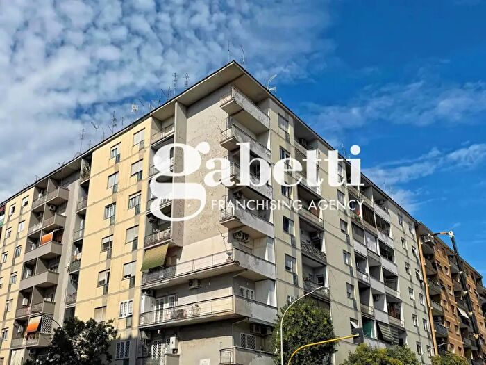 Appartamento trilocale in vendita in Via Tor De Schiavi, Roma