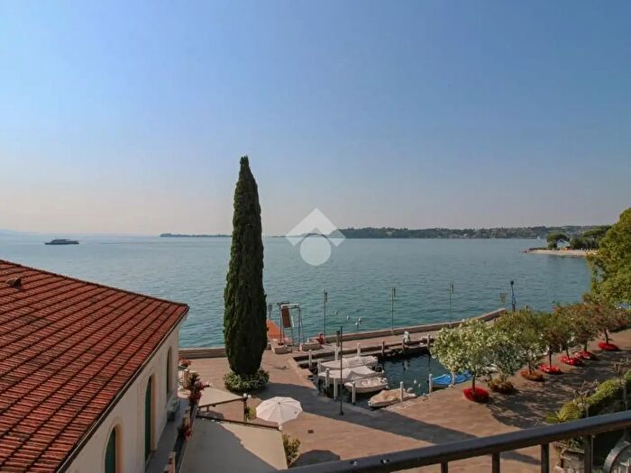 Appartamento trilocale in affitto in Lungolago Gabriele d' Annunzio, Gardone Riviera