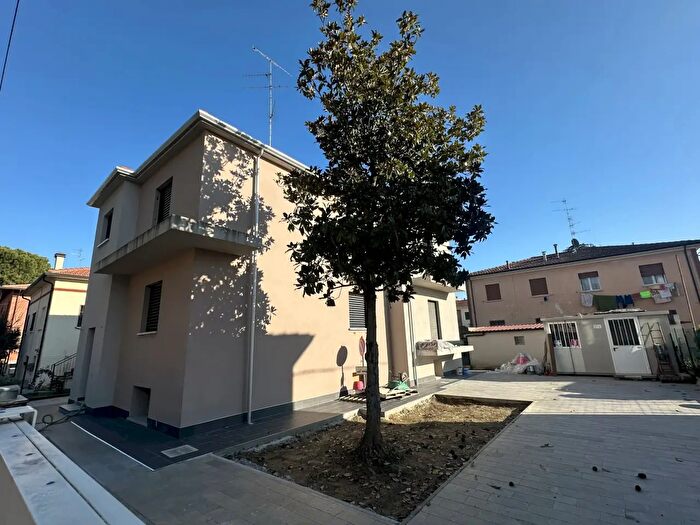 Casa con 9 locali in vendita in Via P Liverani, Imola
