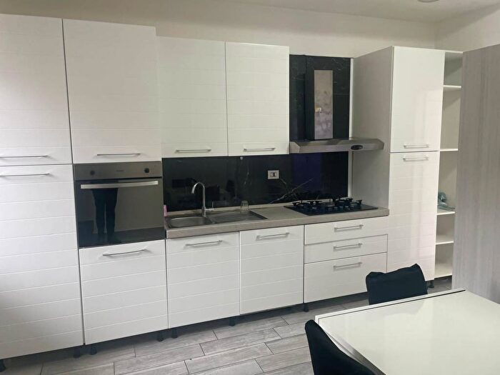 Appartamento quadrilocale in affitto in Via Bernardo del Balzo, Lauro