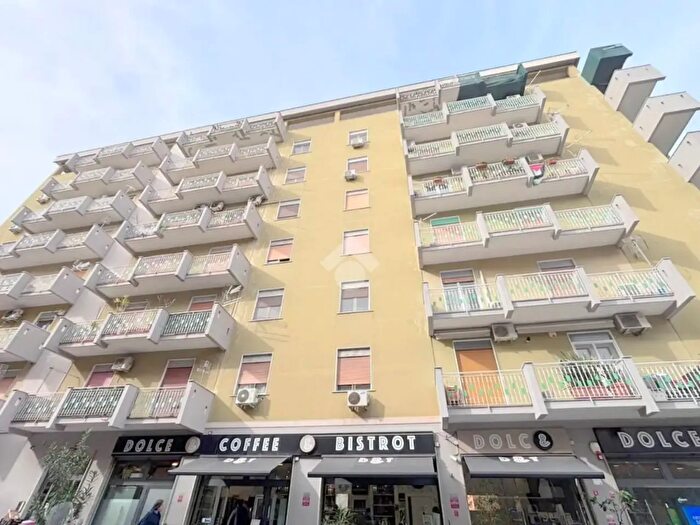 Appartamento trilocale in affitto in Via Re Federico, Palermo