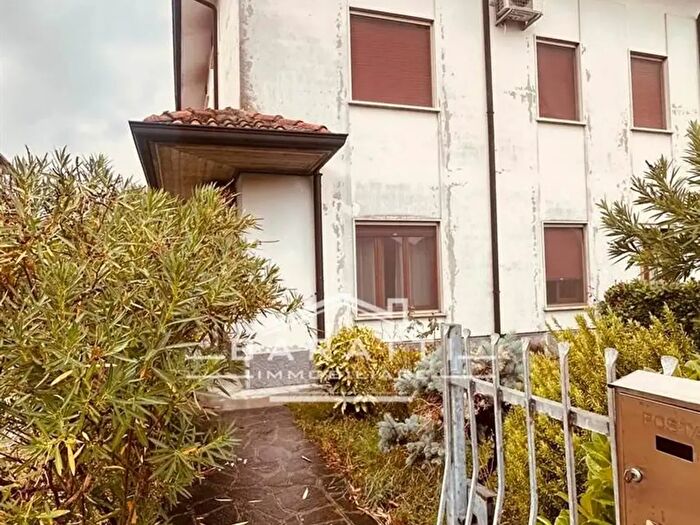 Casa con 8 locali in vendita in Via G Leopardi, Borgo Virgilio