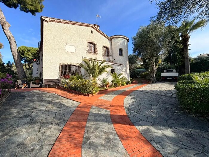 Casa con 15 locali in vendita in Via Romana, Bordighera