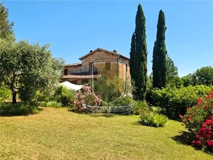 Casa con 8 locali in vendita in Sovicille