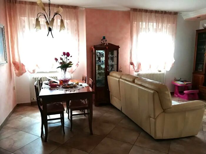 Casa con 6 locali in vendita in Strada Solfanuccio, San Costanzo