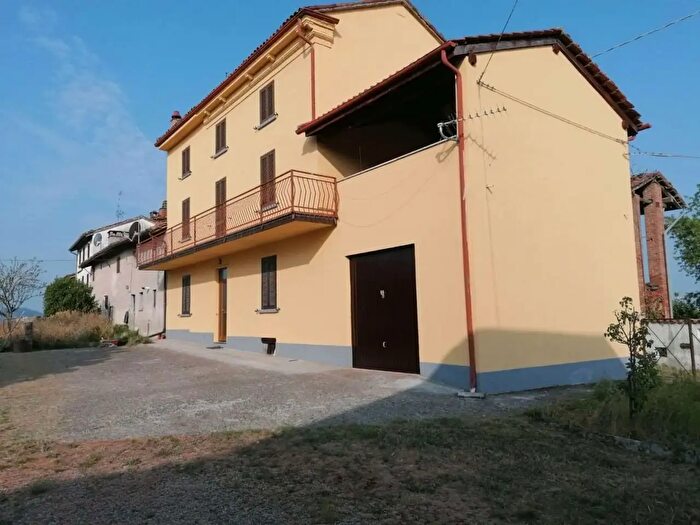 Casa con 10 locali in vendita in Casalnoceto