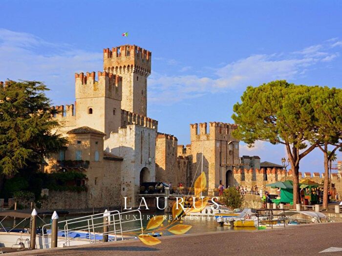 Appartamento con 5 locali in affitto in Via Benaco, Centro, Sirmione