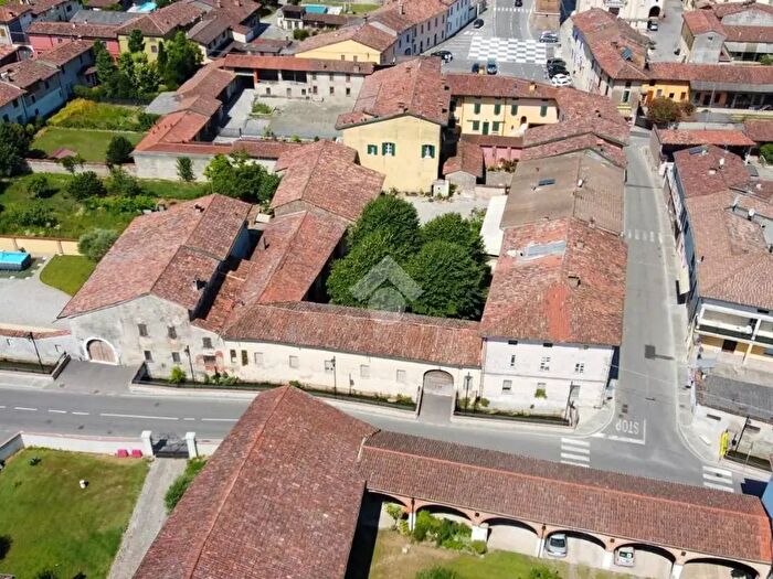 Casa con 5 locali in vendita in Piazza Martiri, Offlaga