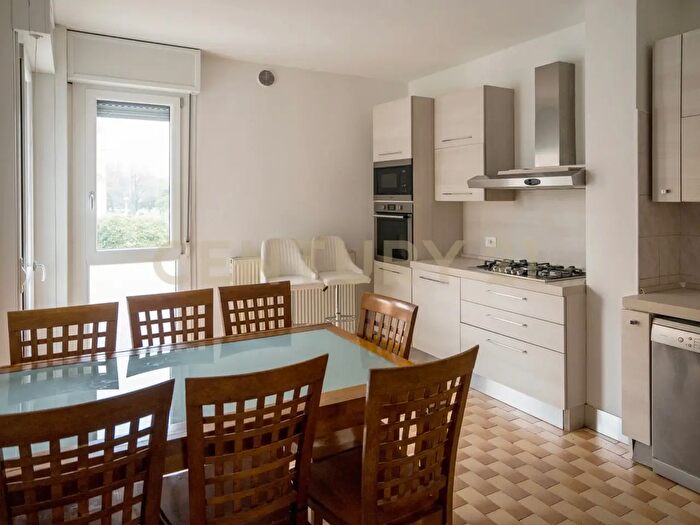 Appartamento con 8 locali in vendita in Via Umberto Maddalena, Verona
