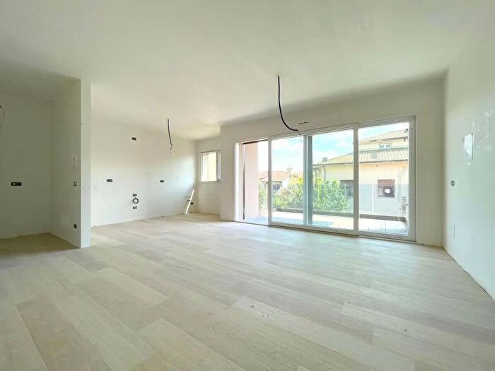 Appartamento trilocale in vendita in Via Parini, Lomazzo