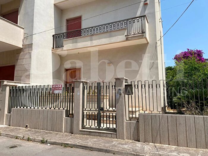 Appartamento con 10 locali in vendita in Via Manzoni, Galatone