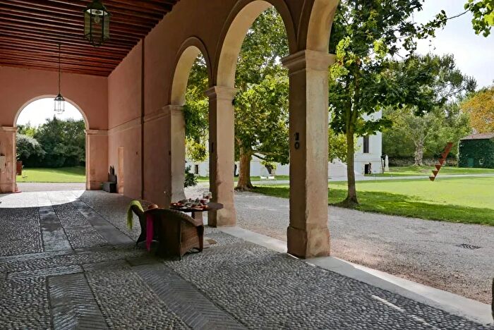 Casa con 11 locali in vendita in Mestrino