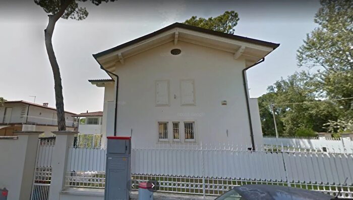 Casa con 9 locali in vendita in Pandino