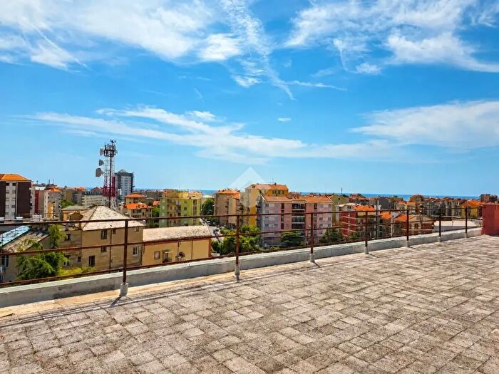 Appartamento trilocale in vendita in Via alla Rocca, Savona