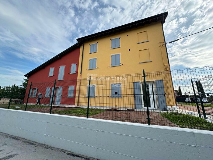 Casa con 7 locali in affitto in AdZe Strada Contrada, Modena