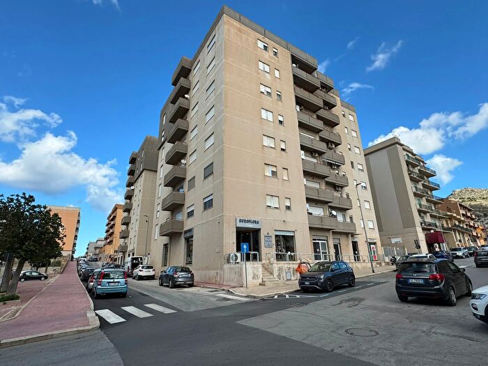 Appartamento con 6 locali in vendita in Via IV Novembre, Erice