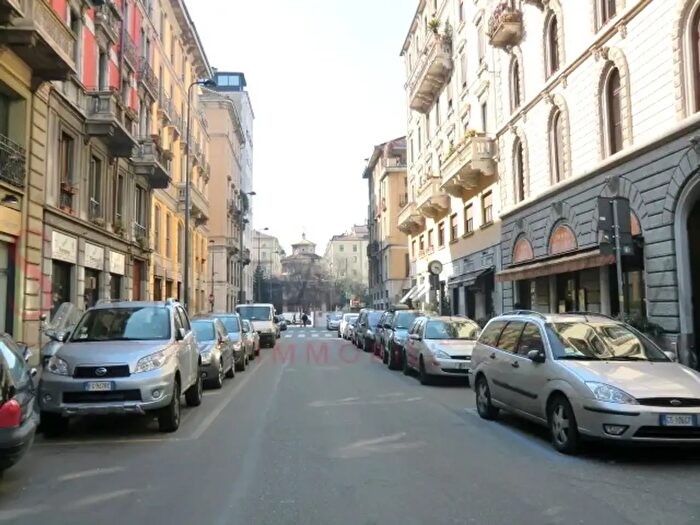 Appartamento quadrilocale in affitto in Via Lecco, Milano