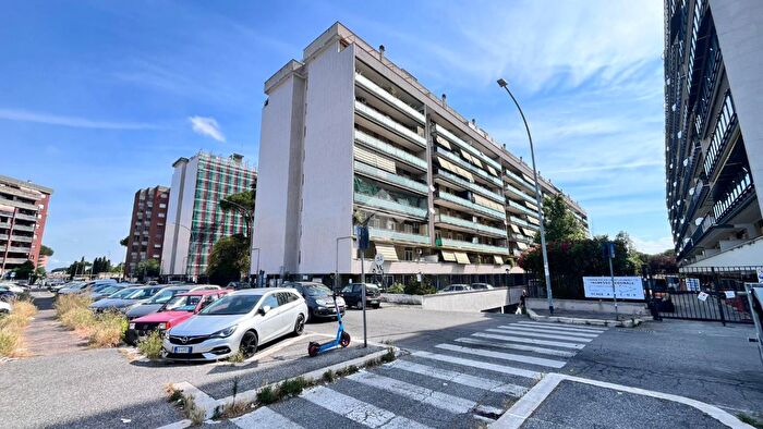 Appartamento trilocale in vendita in Via Libero Leonardi, Roma