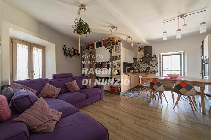 Appartamento quadrilocale in vendita in Via del Mercato, Frascati