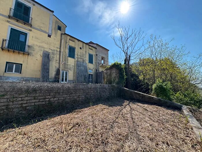 Casa con 12 locali in vendita in Via Raffaele Lambiase, Cava De Tirreni