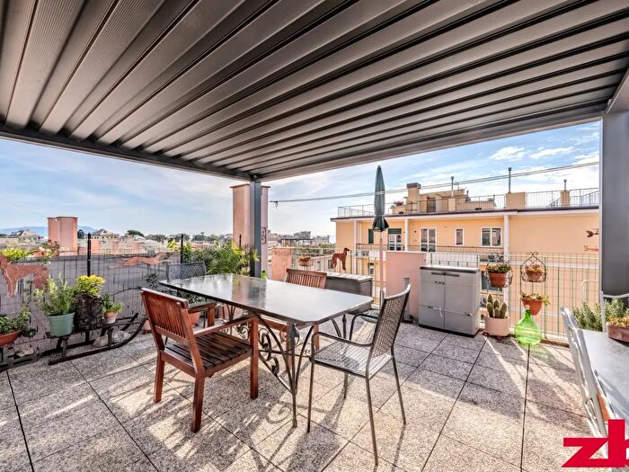 Appartamento con 8 locali in vendita in Via Monleone, Genova