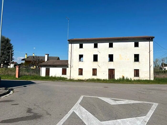 Casa quadrilocale in vendita in Piazza S Giovanni, Spresiano