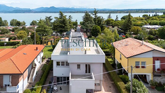 Appartamento con 7 locali in vendita in Via Cristoforo Colombo, Peschiera Del Garda