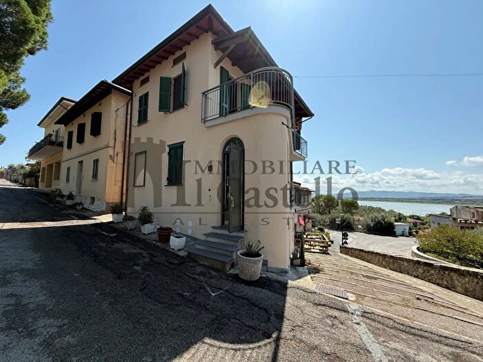 Appartamento trilocale in vendita in Piazza Dante Alighieri, Castiglione Del Lago