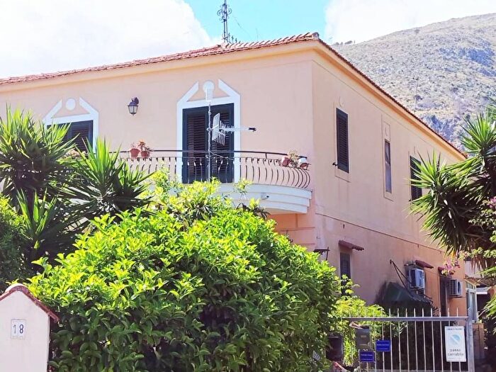 Appartamento con 5 locali in affitto in Via Mondello, Mondello Valdesi, Palermo