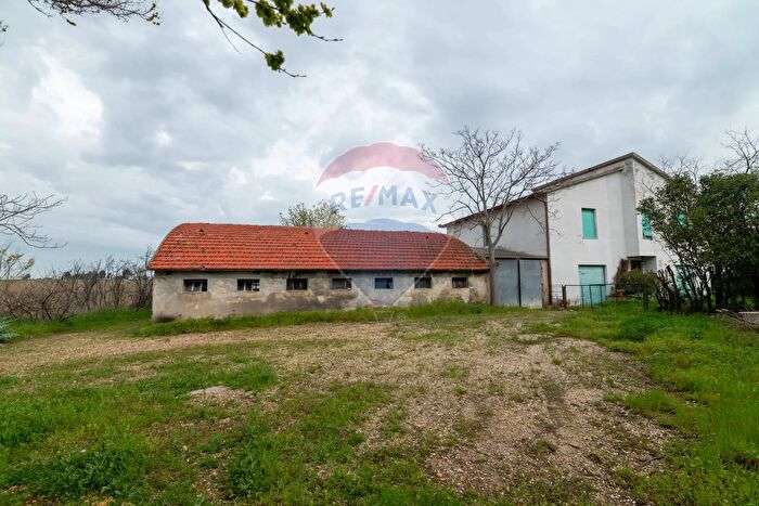 Casa con 8 locali in vendita in Contrada Santa Lucia, Agugliano