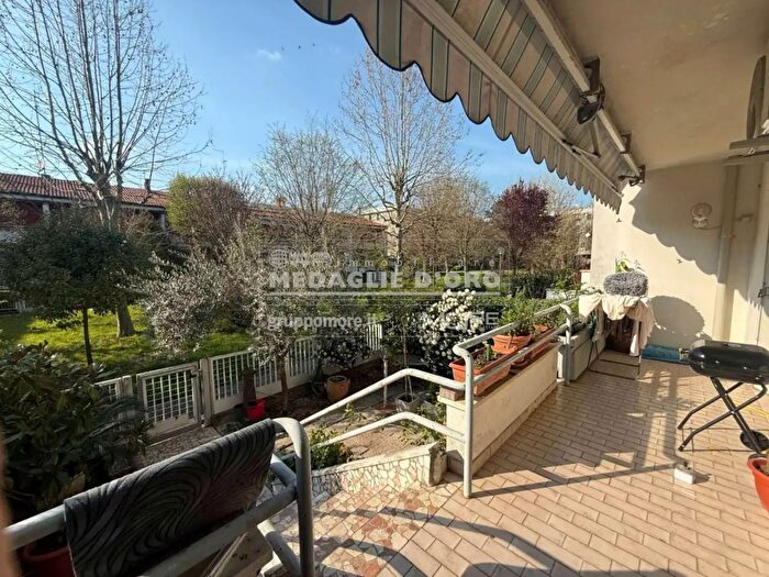 Casa con 8 locali in vendita in AdZe Via Firenze, Modena