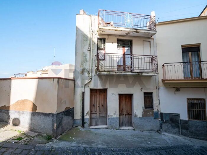 Casa con 5 locali in vendita in Via Divisione, Mineo