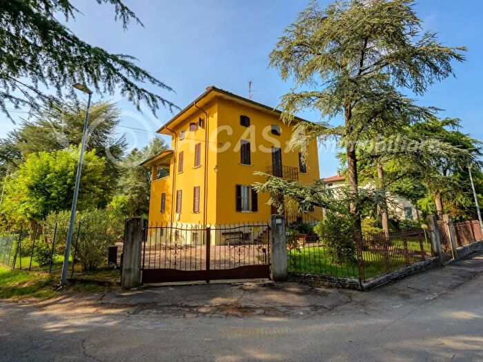 Casa con 8 locali in vendita in Sala Baganza