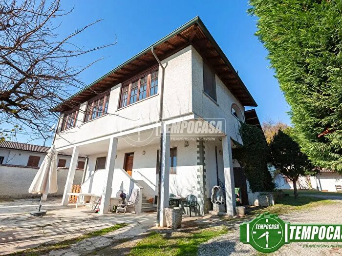 Casa con 6 locali in vendita in Inverno E Monteleone