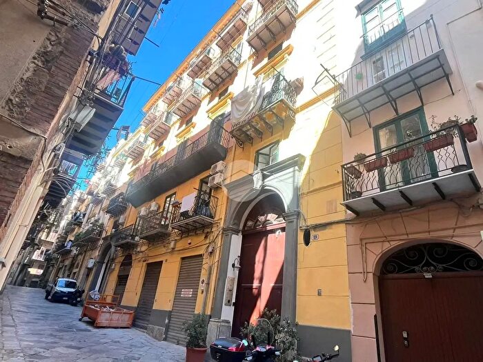 Appartamento trilocale in vendita in Via del Parlamento, Palermo