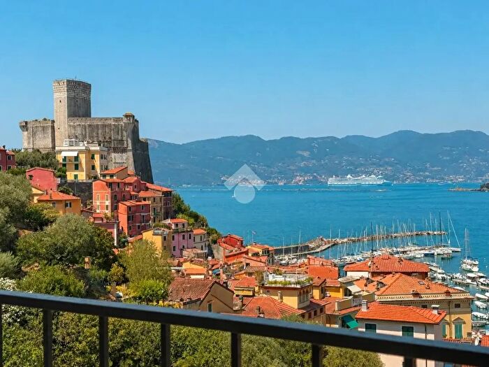 Appartamento quadrilocale in vendita in Via Andrea Doria, Lerici