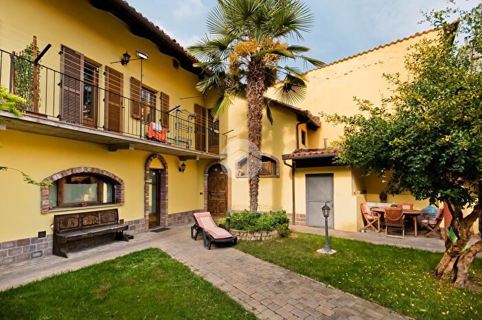 Casa con 6 locali in vendita in Via Umberto I, Bra