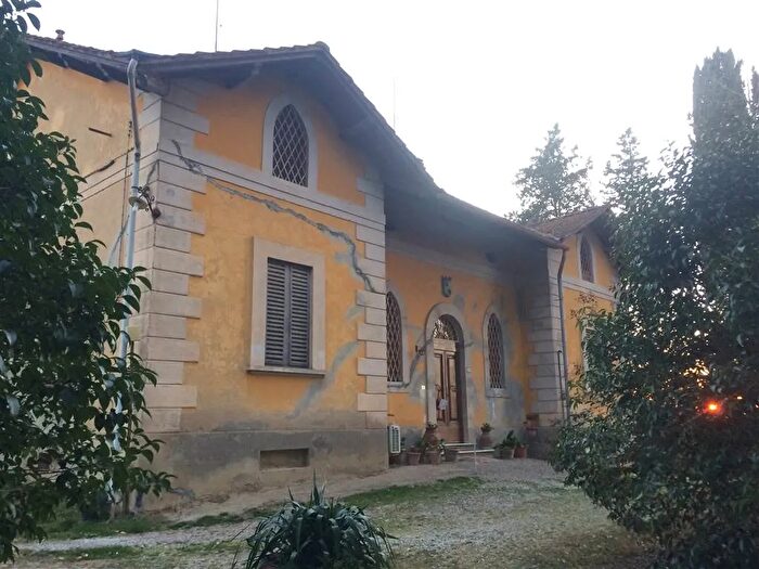 Casa con 11 locali in vendita in Gambassi Terme