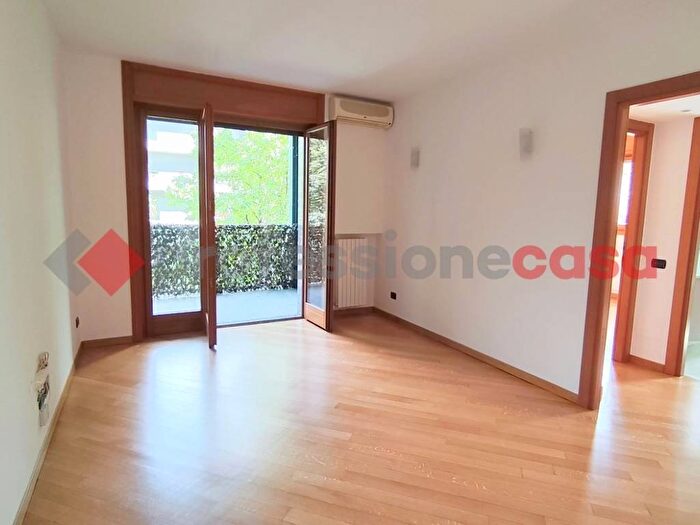 Appartamento trilocale in affitto in VIA VALTELLINA, Farini, Milano
