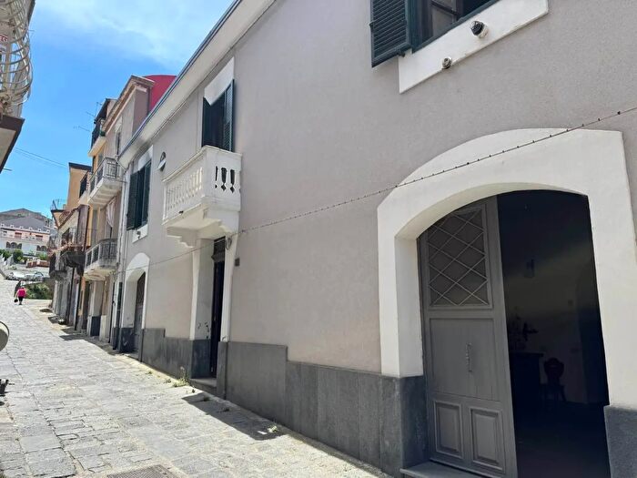 Casa con 9 locali in vendita in Via Visconte Ruffo, Francavilla Di Sicilia