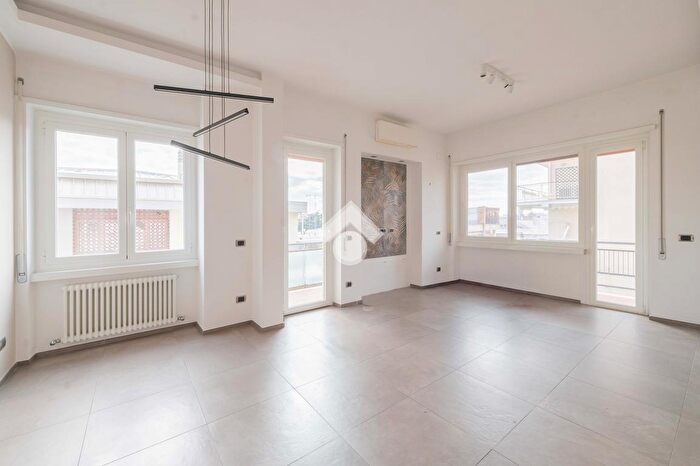 Appartamento trilocale in affitto in Via Seneca, Roma