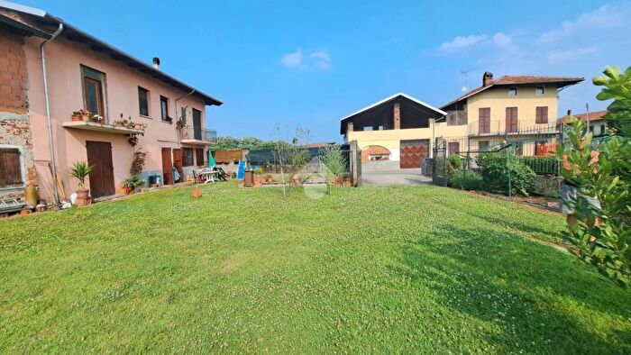 Casa con 6 locali in vendita in Via Vigellio, Salussola