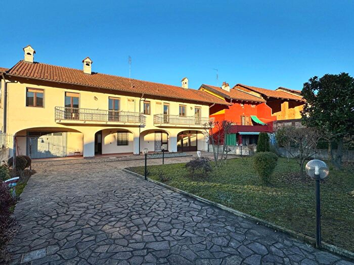 Casa con 10 locali in vendita in Via Tripoli, Poirino