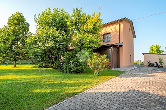 Casa con 8 locali in vendita in Via Ludwig Van Beethoven, Reggio Emilia