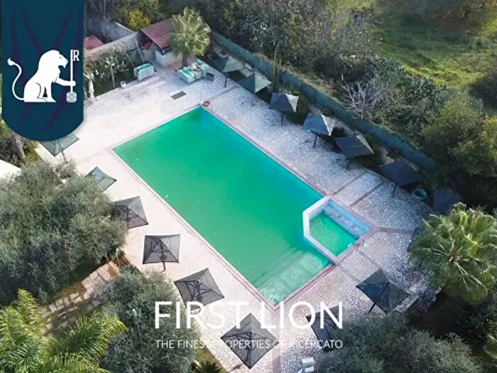 Casa con 6 locali in vendita in Via Vecchia San Donato Castromediano, Cavallino