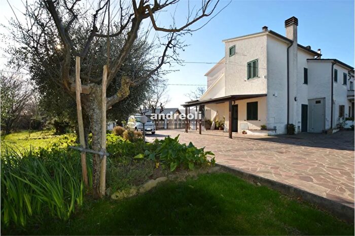 Casa con 5 locali in vendita in Jesi