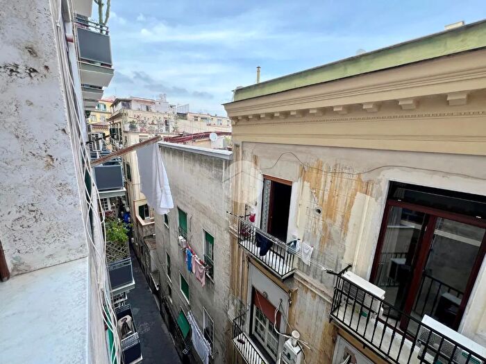 Appartamento trilocale in vendita in Via Nuova Pizzofalcone, Napoli